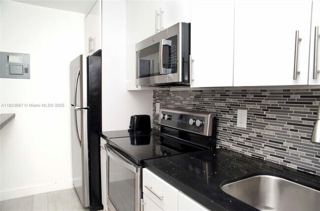 Building Photo - 4109 N Ocean Dr