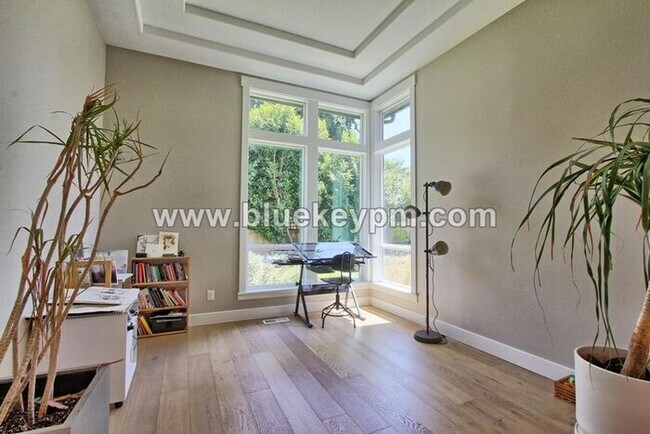 Building Photo - 3 Bed, 2.5 Baths Luxury Home Located Near ...