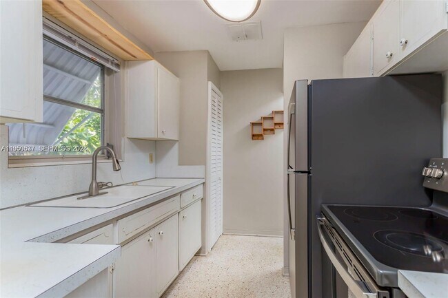 Building Photo - 2215 Jackson St