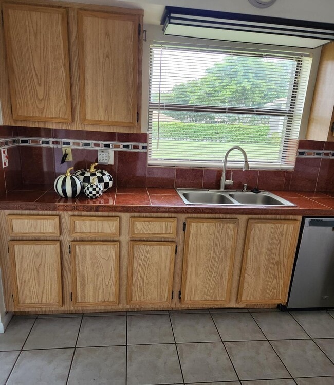 Building Photo - 4685 Laurel Tree Rd