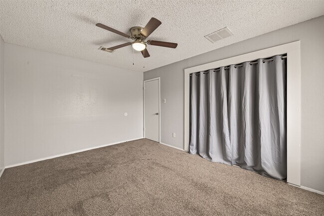 Building Photo - 1806 Foxlake Dr