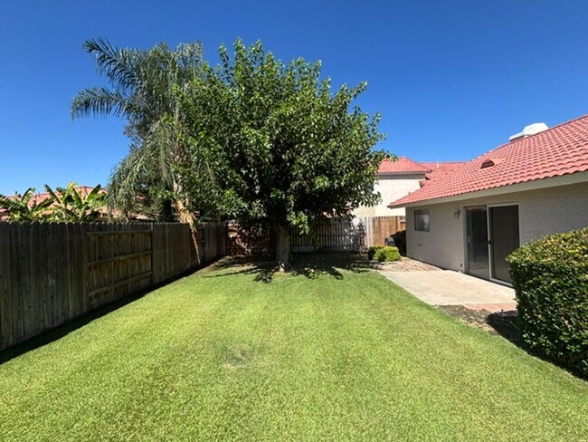Building Photo - Clean 3 Bedroom / 2 Bathroom home near Stockdale High School, Recently Renovated!