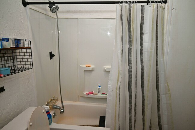 Building Photo - Charming 3 Bed 1 Bath in Hospital District