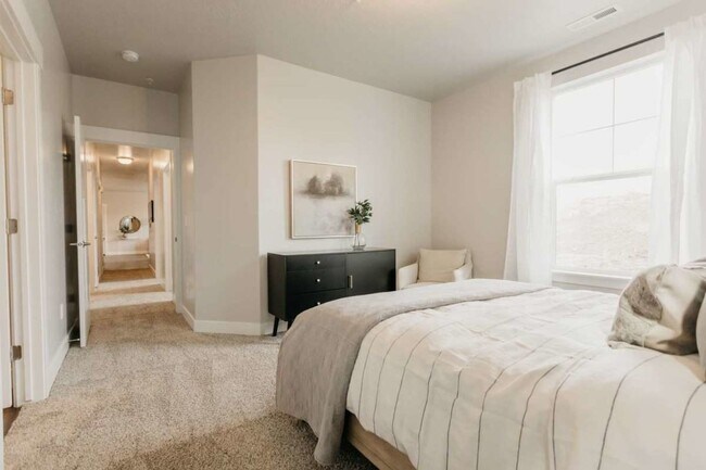 Building Photo - 664 N 380 W