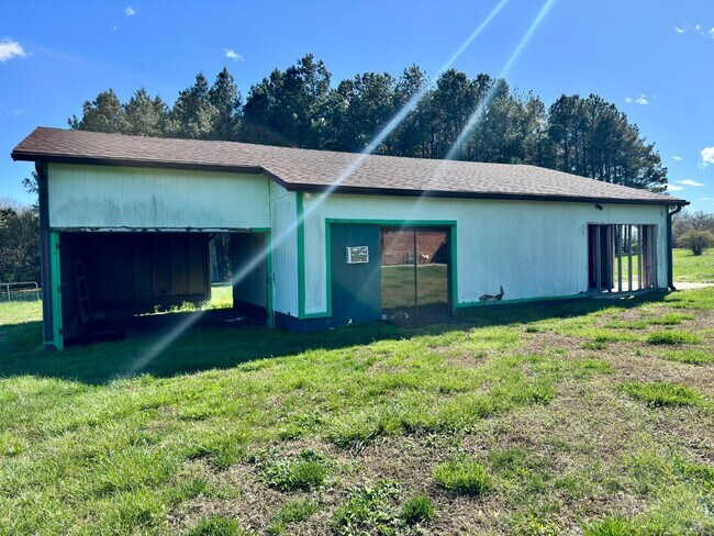 Building Photo - 1422 Old Peachland Rd