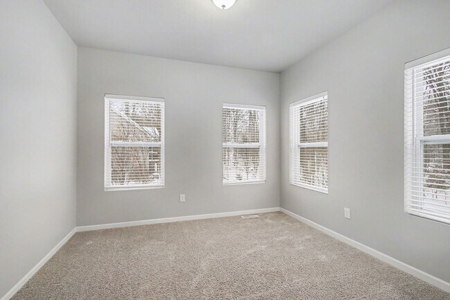 Building Photo - Outstanding Neighborhood in Saugatuck for Long Term Lease!