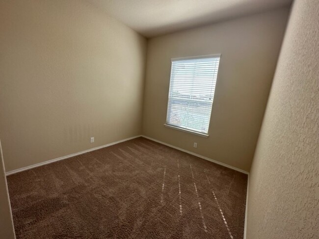 Building Photo - Super Nice Move In Ready 4 Bedroom One Sto...