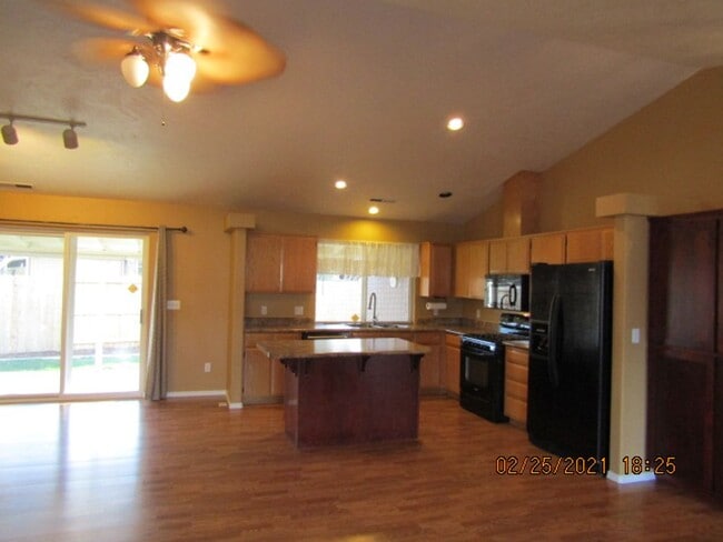 Building Photo - 3 bedroom 2 bathroom at the End of the cul-de-sac Home with RV Parking