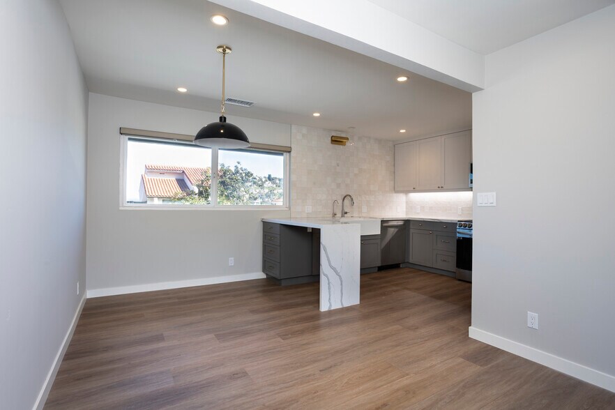 Building Photo - 2517 Navarra Dr