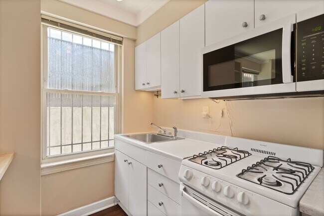 Building Photo - NEWLY RENOVATED West End/Dupont Efficiency!