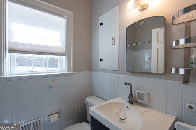 Building Photo - 208 Shadowmoor Dr