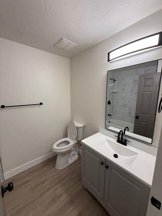 Building Photo - Five Bedroom Home, 2600 sq ft,  West Jordan, $3000/month, Fenced Yard