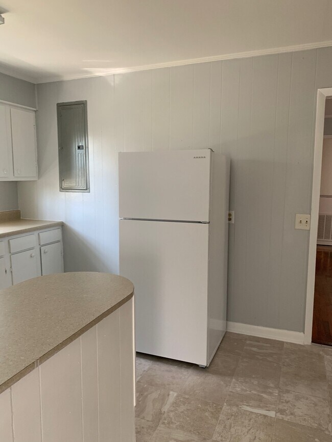 Building Photo - AVAILABLE NOW!