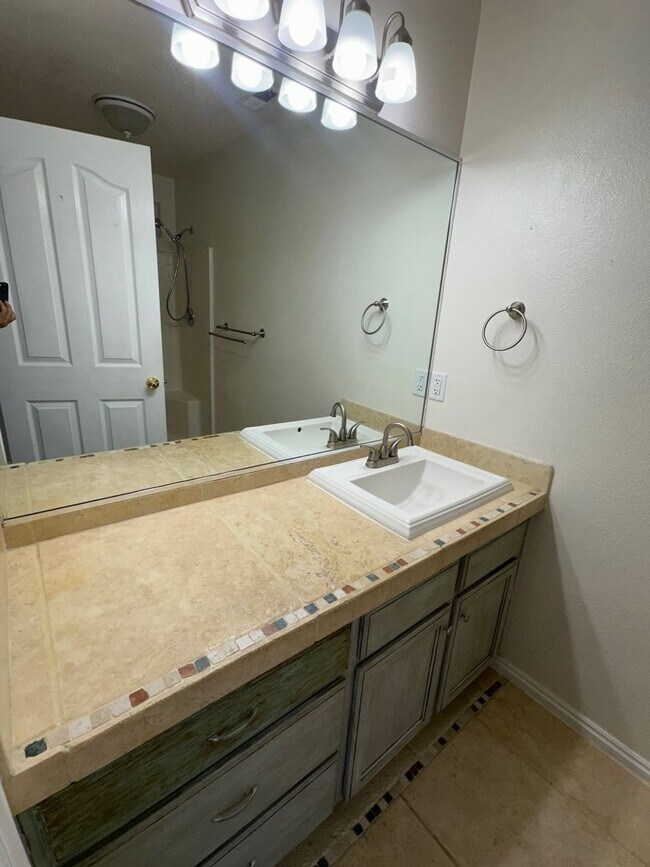 Building Photo - Spacious Home For Rent
