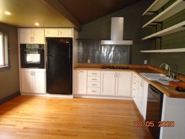 Building Photo - 420 W 13th St