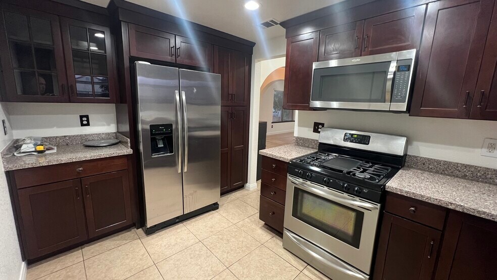 kitchen area - 38238 La Loma Ave