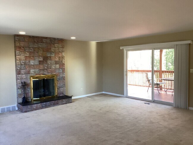 Building Photo - Beautiful Brick Ranch in Desirable Golf Course Community