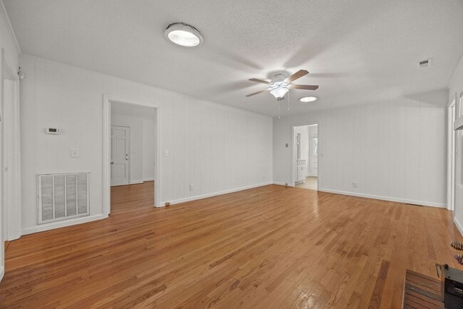 Building Photo - 3 Bed 2 Bath Just Outside Downtown Lilling...