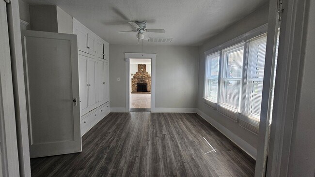 Building Photo - Charming house in Dinuba