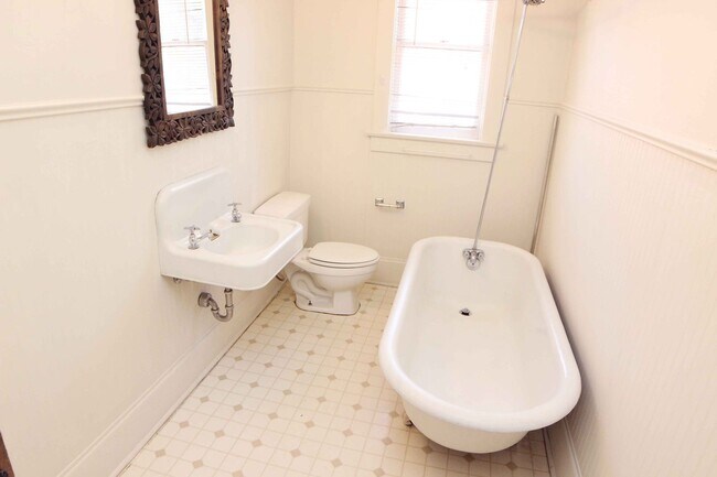 Building Photo - 637 Mathews St