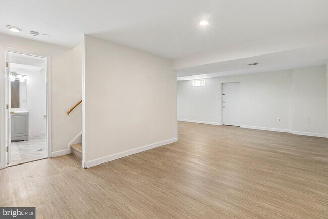 Building Photo - 820 Chatsworth Dr