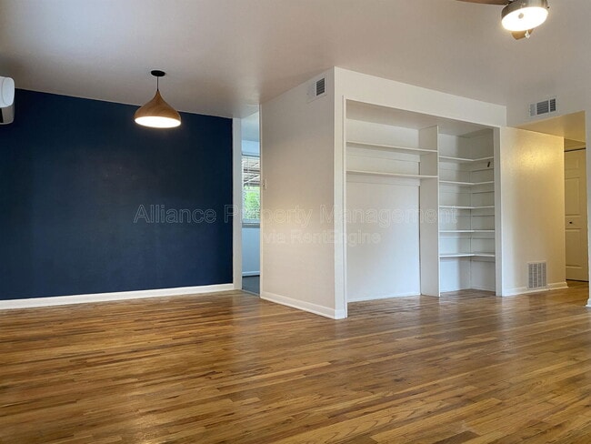 Building Photo - 2605 Lark Dr