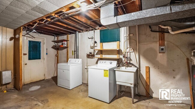 Building Photo - Lovely 4 BR/2.5 BA Split-level in Quite Ne...