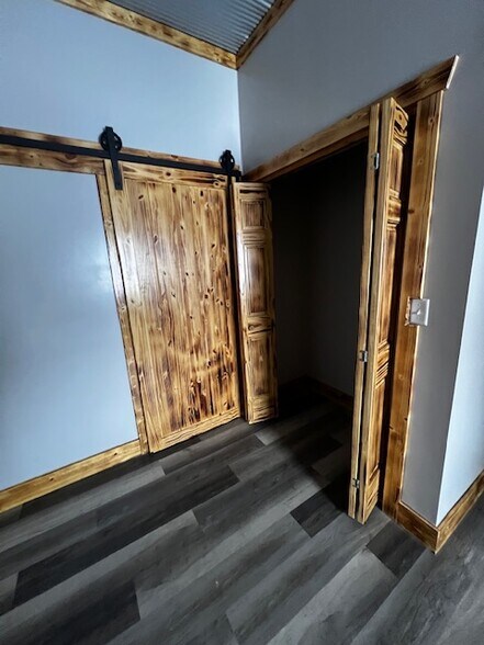 Building Photo - 7551 Riverside Dr