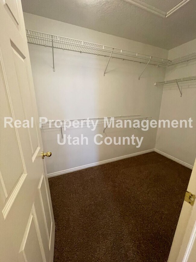 Building Photo - Stunning Townhome in Lehi