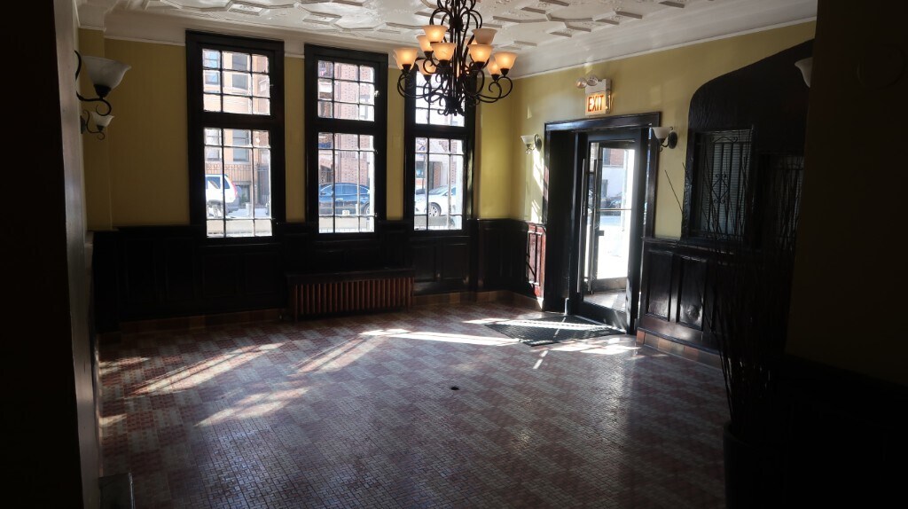 Building Photo - 846 W Montrose Ave