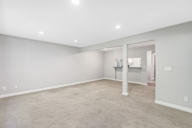 Building Photo - 2 bed 1.75 bath - includes water/sewer/gar...
