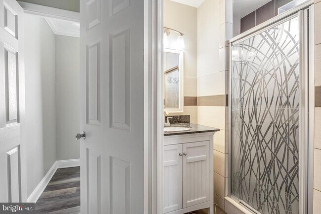 Building Photo - 2637 E Madison St