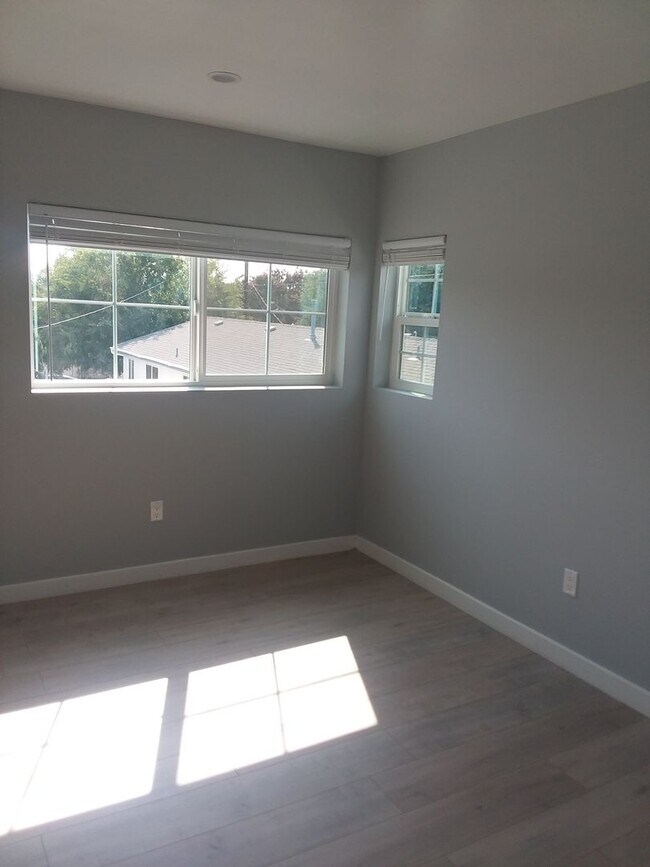 Building Photo - Estara Ave