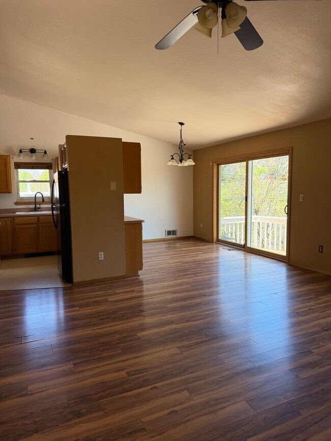 Building Photo - 3-bedroom plus office, 2-bath home located along the Roaring Fork River in Glenwood Springs
