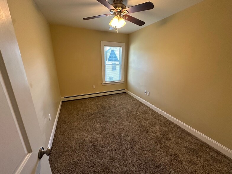 Building Photo - 902 Tulip St