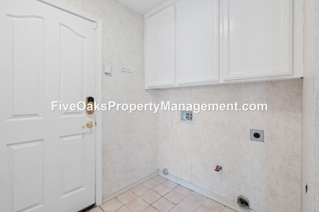 Building Photo - 2025 Moonstone Cir