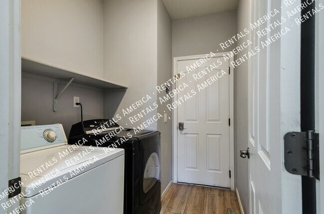 Building Photo - Beautiful 3 Bed/2.5 Bath Two Story Home w/...