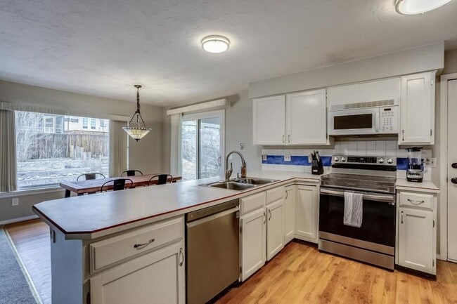 Building Photo - 3149 Oak Cir N