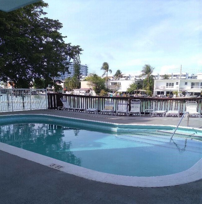 Building Photo - 7133 Bay Dr