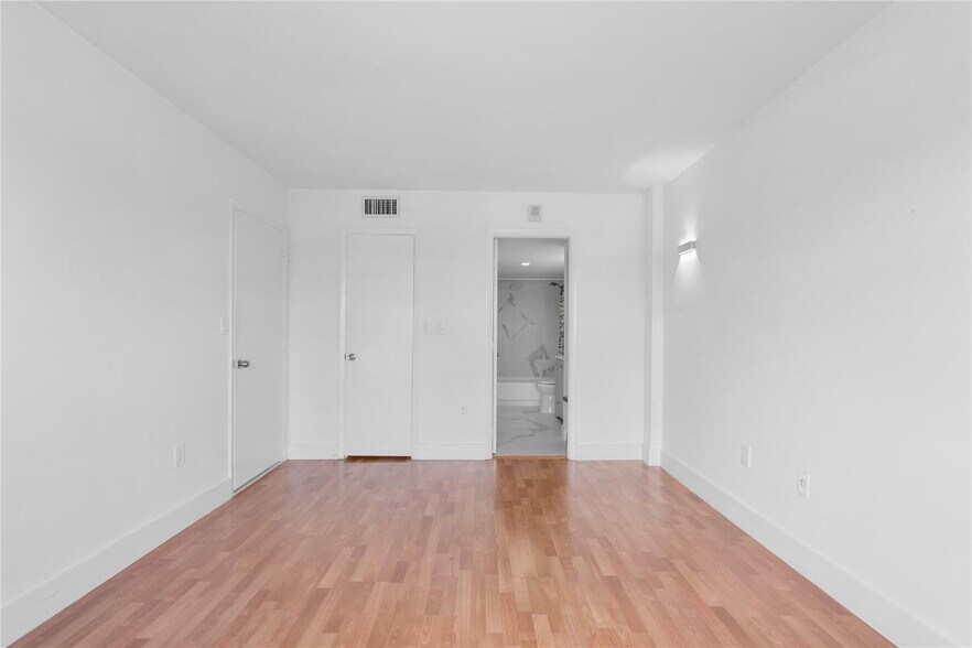 Building Photo - 4164 Inverrary Dr