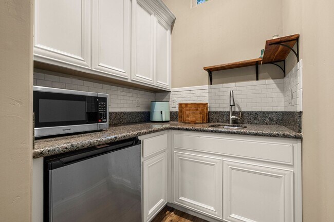 Building Photo - 4001 Reni Ct