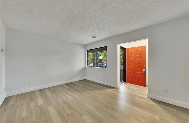 Building Photo - Renovated townhome in Great Alpharetta location