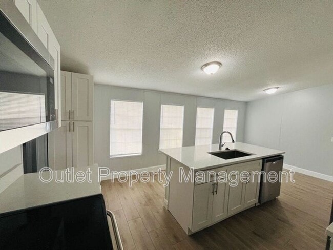 Building Photo - 15710 Bermuda St
