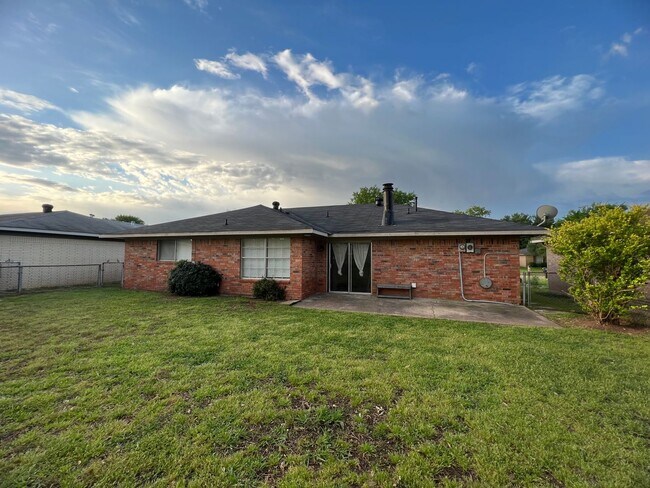 Building Photo - Greenacres -North Bossier.. Close to Barksdale Air Force Base..