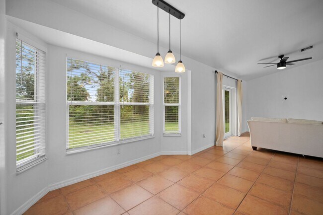 Building Photo - Well maintained Single family home 2 bed 2...