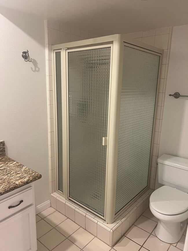 Building Photo - Huge 2 bed 2 bath condo.  2 balconies peek a boo ocean views