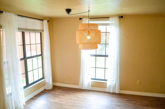 Building Photo - FIRST MONTH FREE! Rockwood Villas 3 bedroom 3 bath