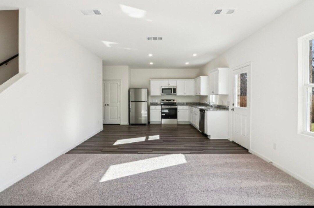 Building Photo - 998 Delta Cres