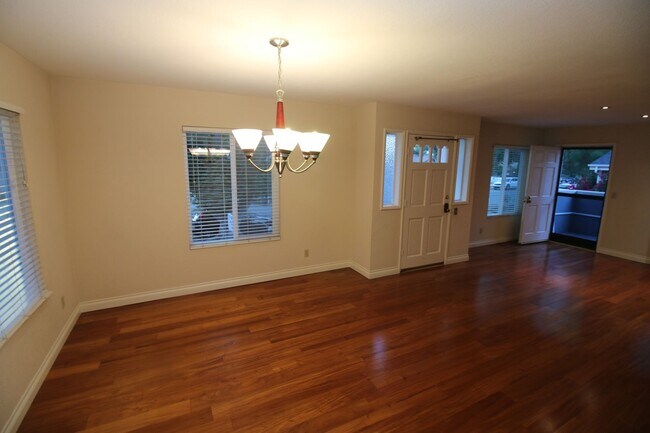 Building Photo - Refurbished Cape Cod Townhome – 2 Master B...