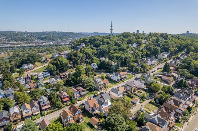 Building Photo - Gorgeous 4 bedroom home in Pittsburgh avai...